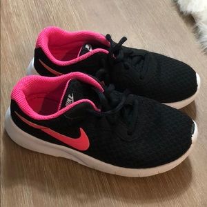 Gently used girl’s Nike shoes